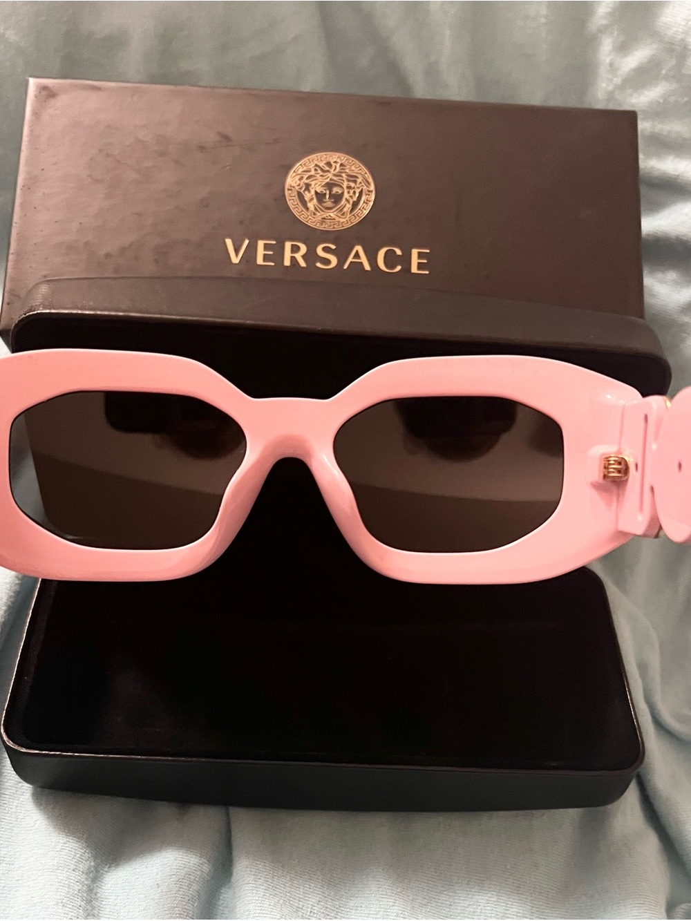 Versace Authentic Maxi Medusa
Biggie Pink and Gold unisex sunglasses VE4425u - Picture 10 of 12